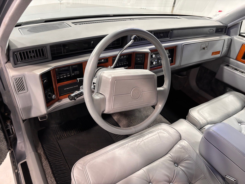 1990 Cadillac Fleetwood Image 9