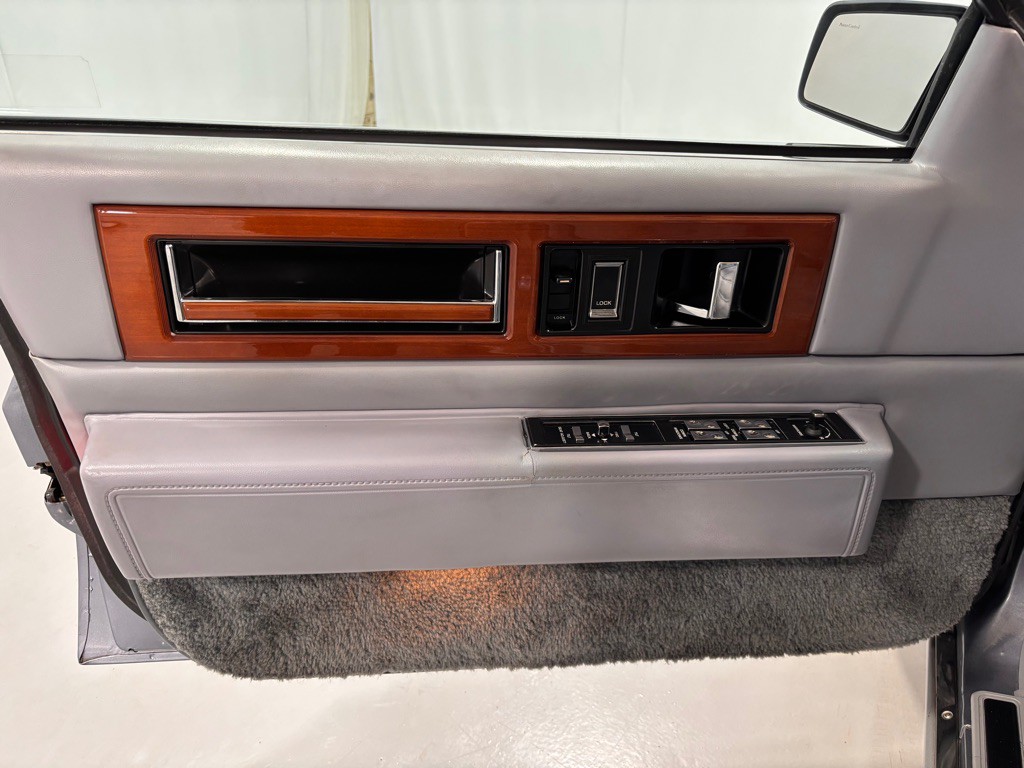 1990 Cadillac Fleetwood Image 17