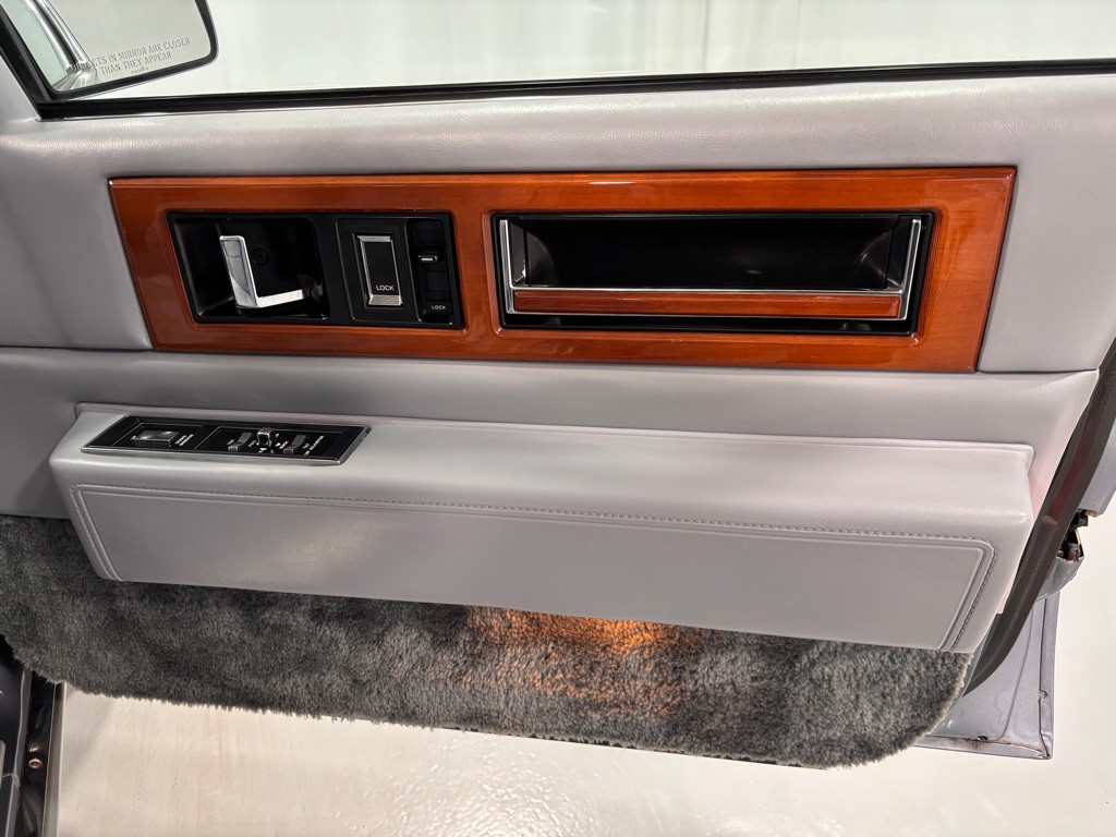 1990 Cadillac Fleetwood Image 21