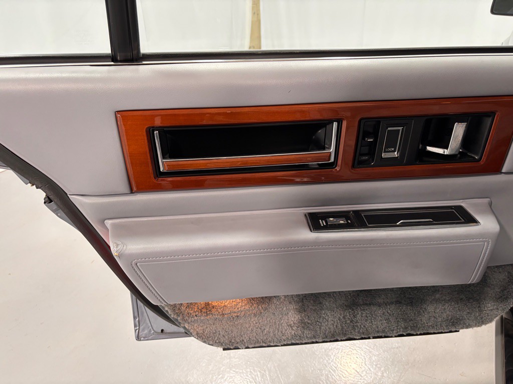 1990 Cadillac Fleetwood Image 24