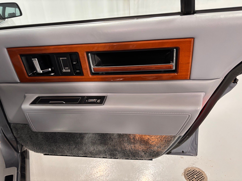 1990 Cadillac Fleetwood Image 29