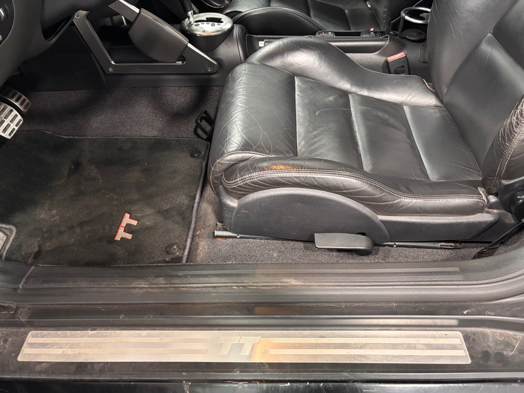 2004 Audi TT Image 10