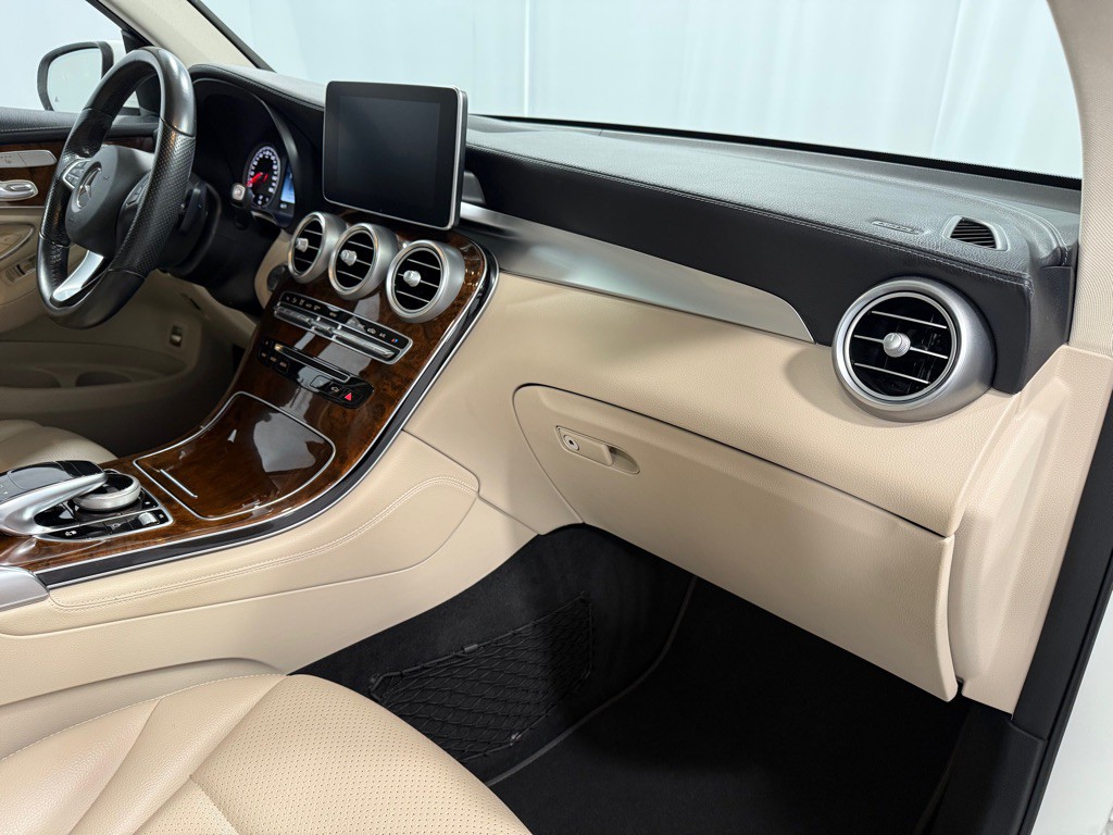 2016 Mercedes-Benz GLC-Class Image 17