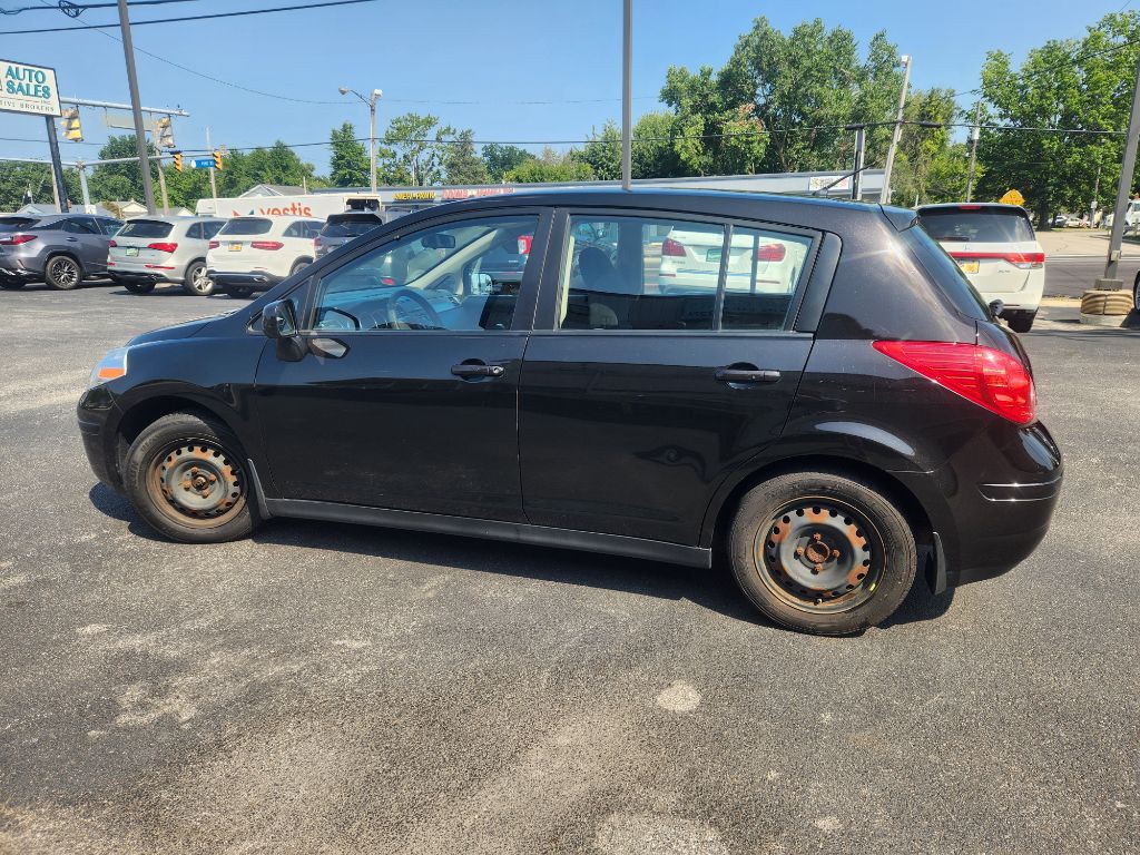 2011 Nissan Versa Image 2