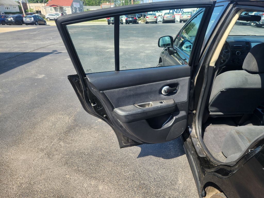 2011 Nissan Versa Image 11