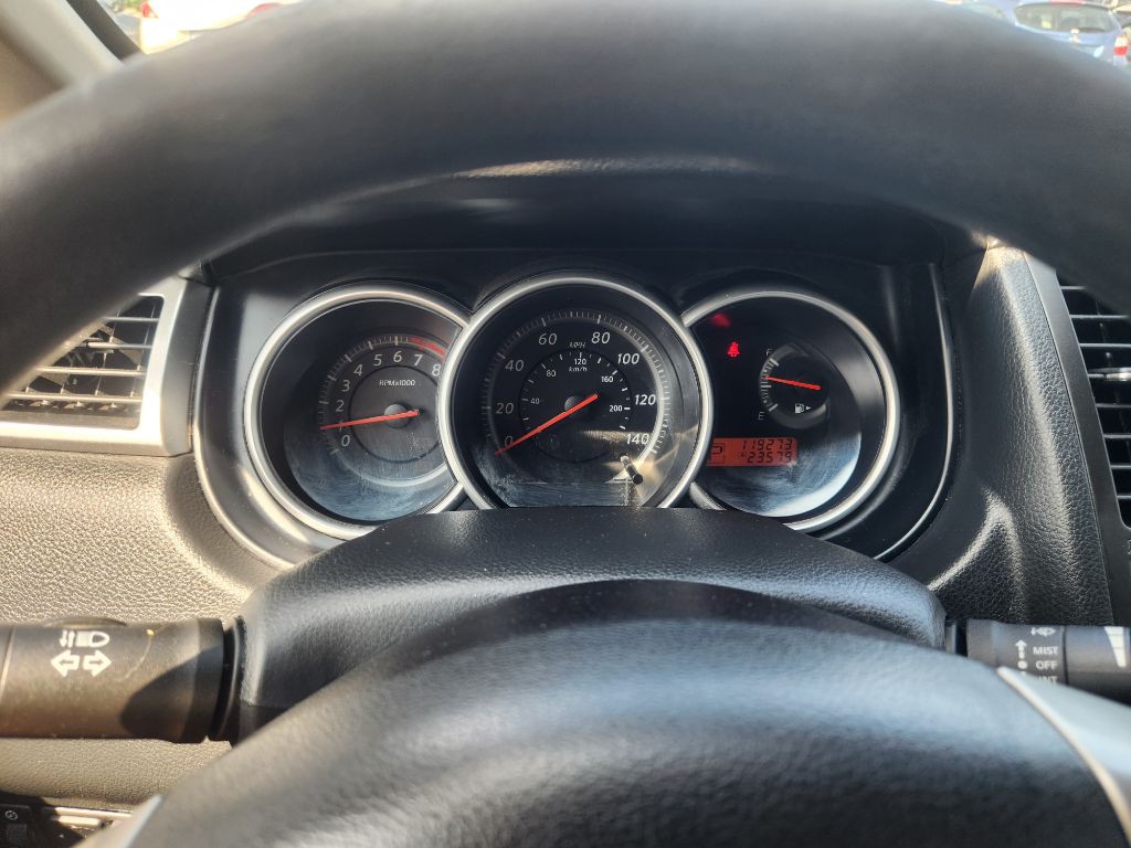2011 Nissan Versa Image 25