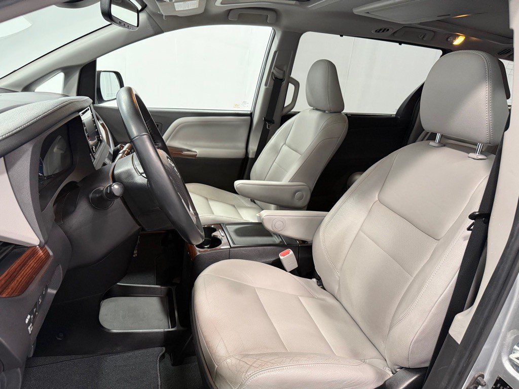2020 Toyota Sienna Image 12