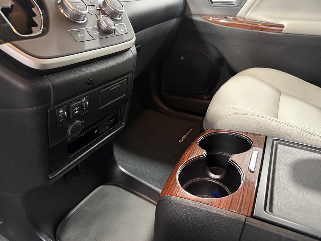 2020 Toyota Sienna Image 14