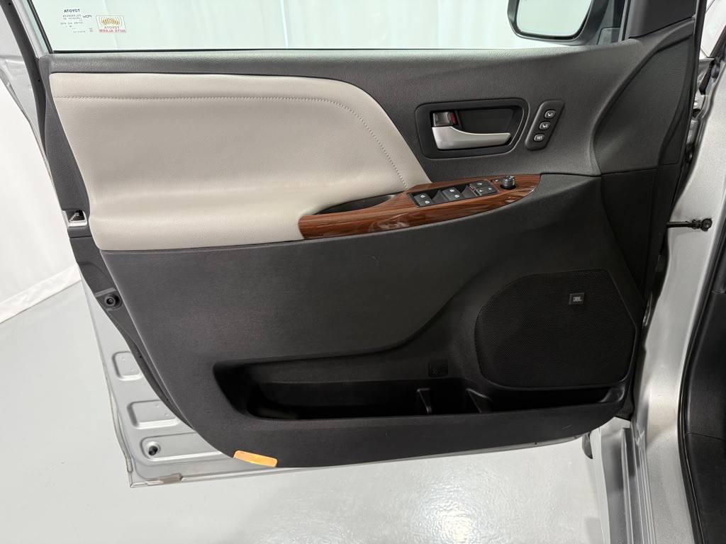 2020 Toyota Sienna Image 16