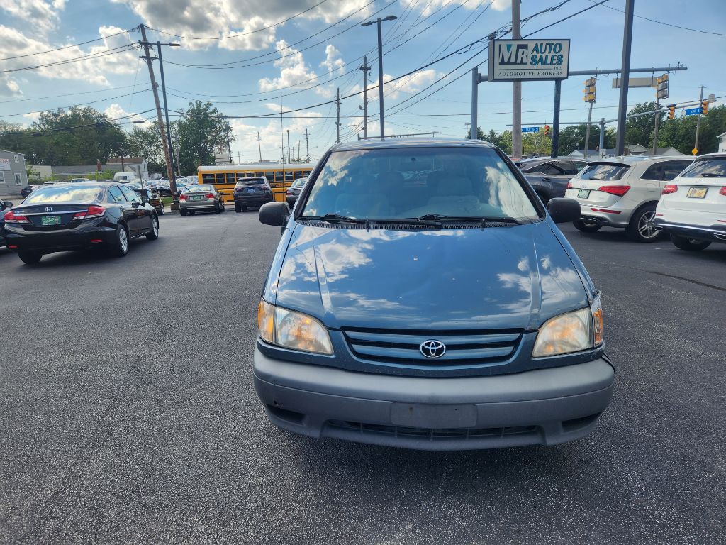 2001 Toyota Sienna Image 2