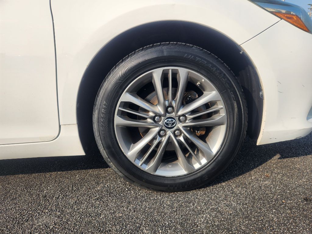2016 Toyota Camry Image 11