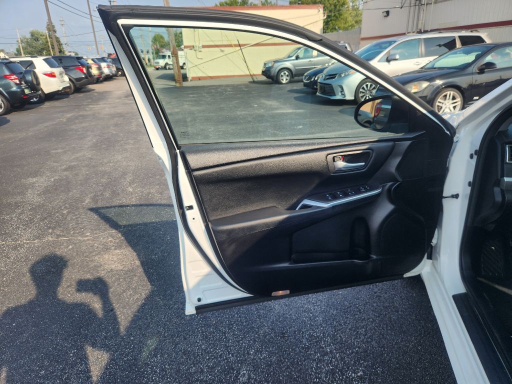 2016 Toyota Camry Image 13