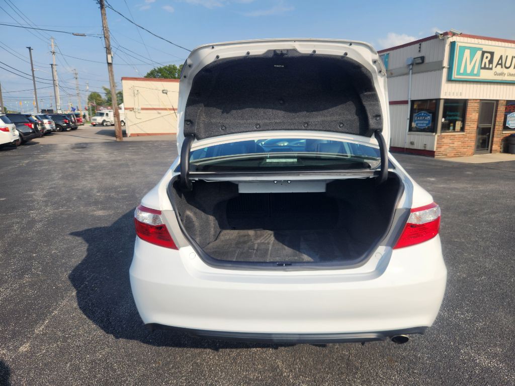 2016 Toyota Camry Image 17