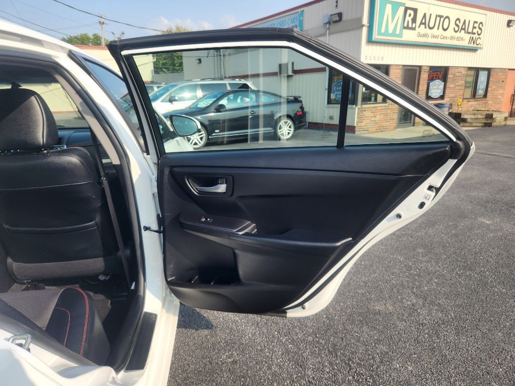 2016 Toyota Camry Image 18