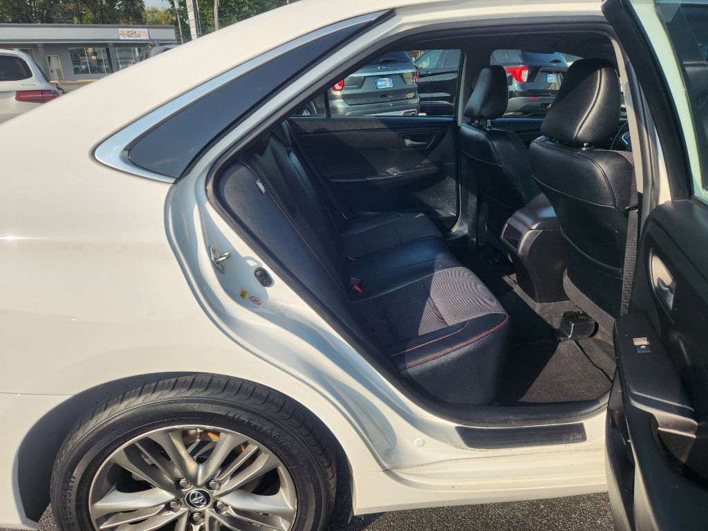 2016 Toyota Camry Image 19