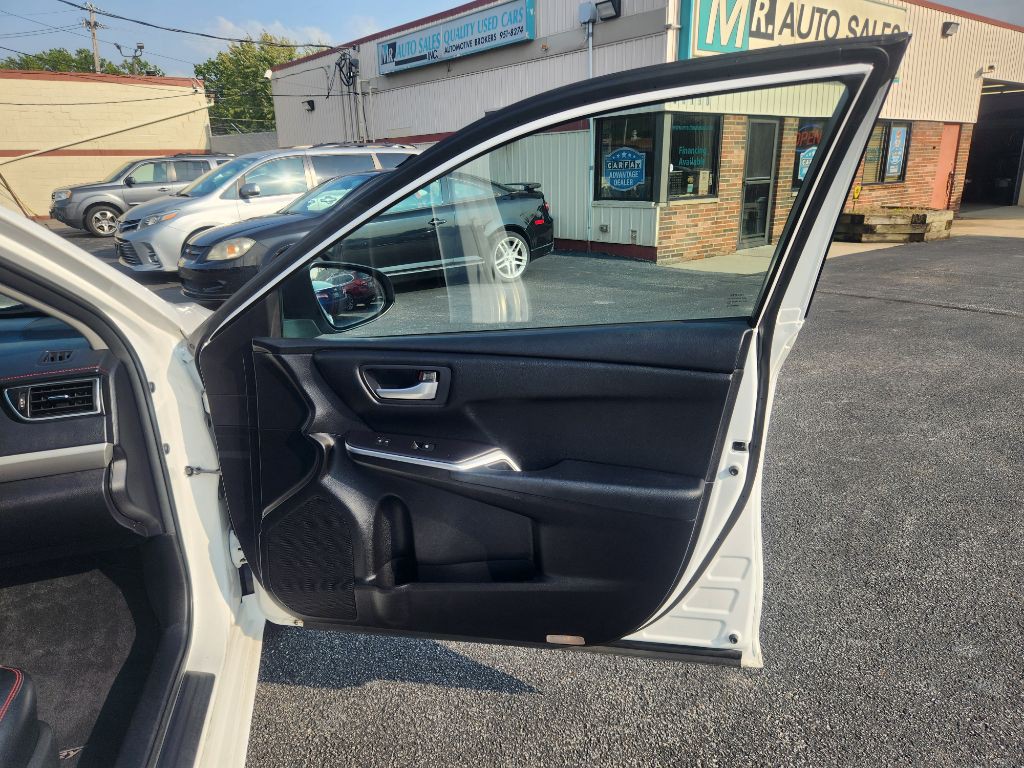2016 Toyota Camry Image 20