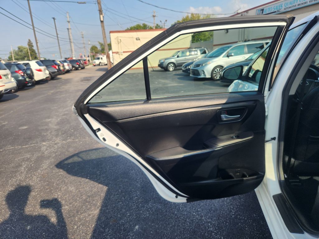 2016 Toyota Camry Image 28