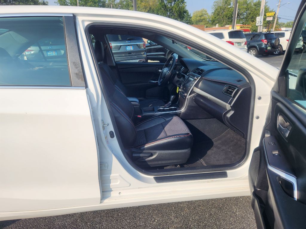 2016 Toyota Camry Image 34