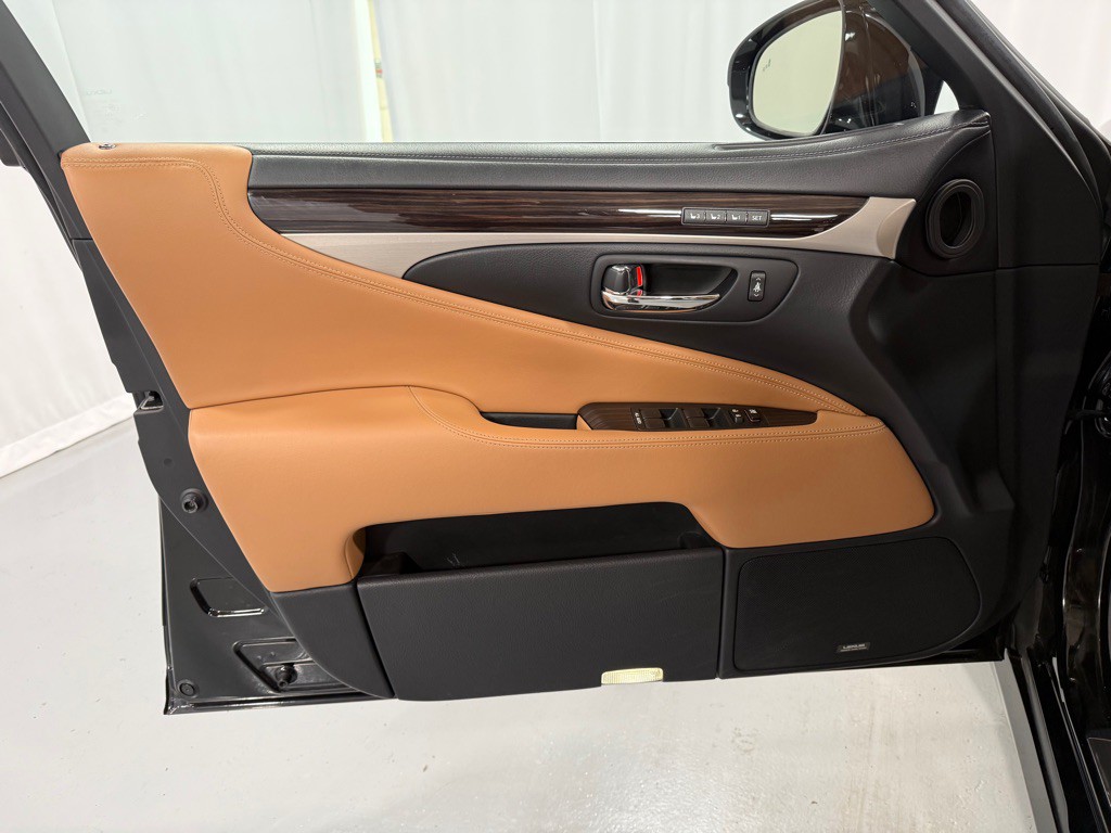 2015 Lexus LS 460 Image 13
