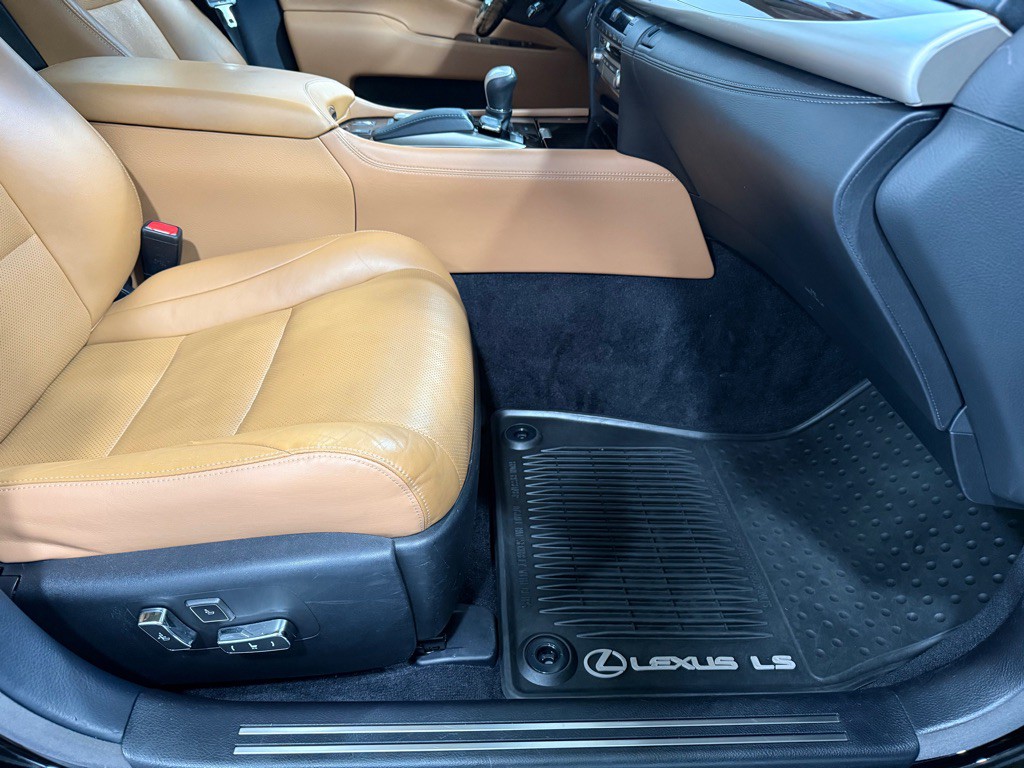 2015 Lexus LS 460 Image 15
