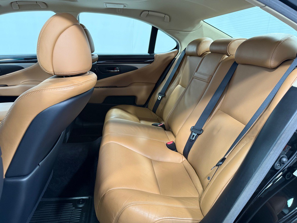 2015 Lexus LS 460 Image 19