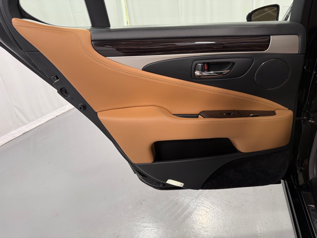 2015 Lexus LS 460 Image 20