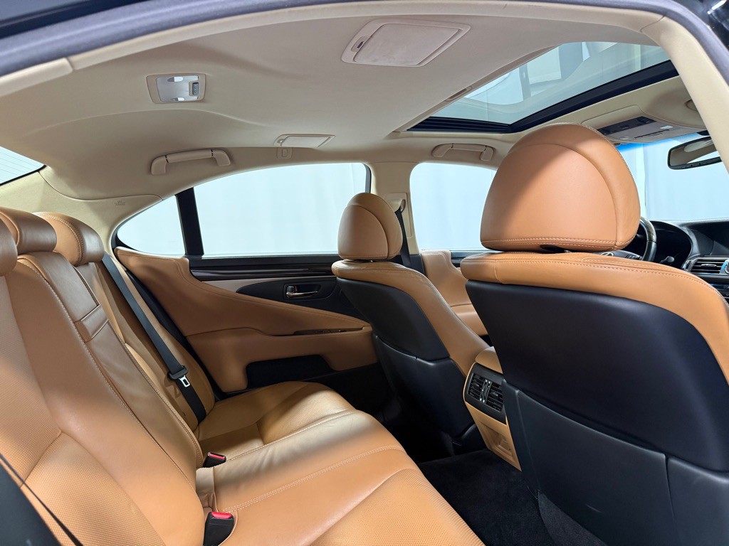 2015 Lexus LS 460 Image 23
