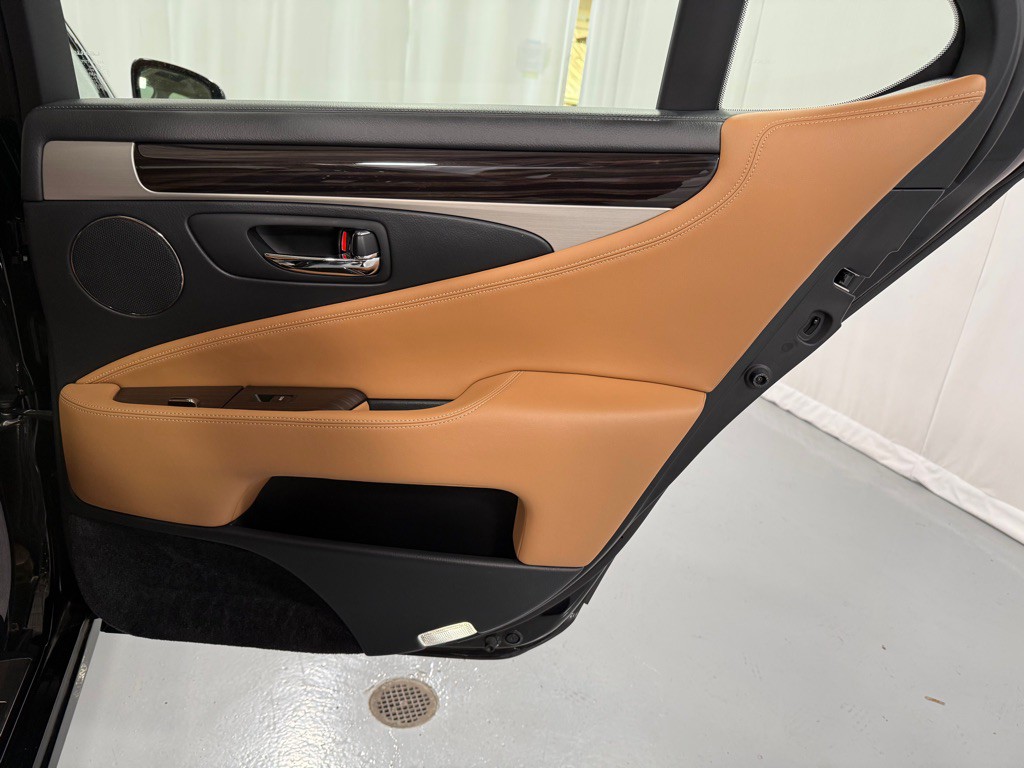 2015 Lexus LS 460 Image 24