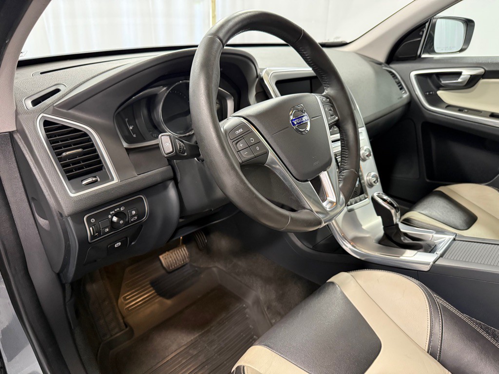 2017 Volvo XC60 Image 9
