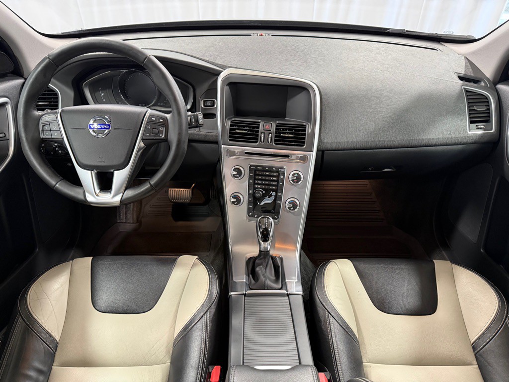 2017 Volvo XC60 Image 10