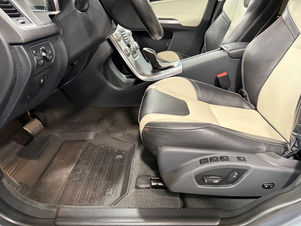 2017 Volvo XC60 Image 11