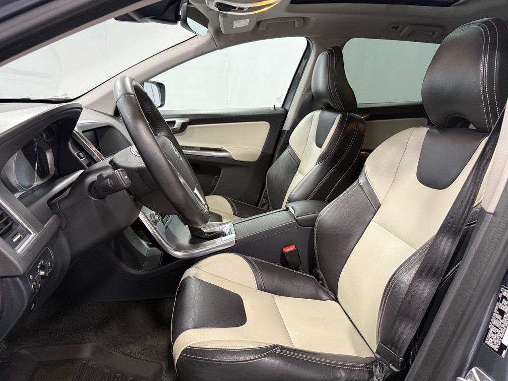 2017 Volvo XC60 Image 12