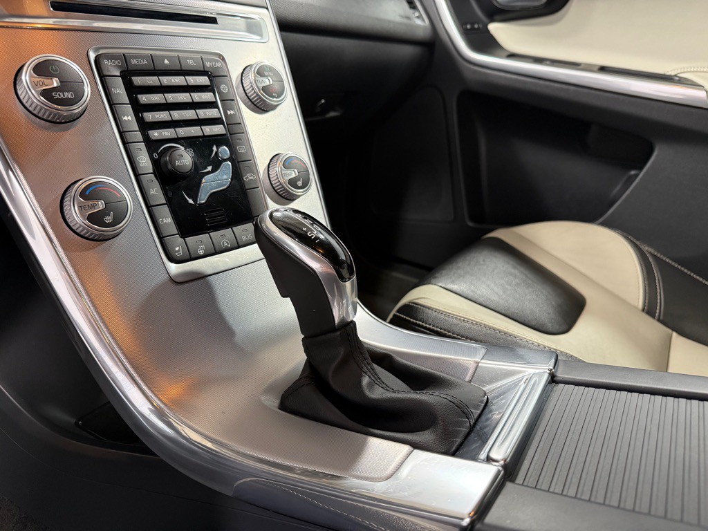 2017 Volvo XC60 Image 14