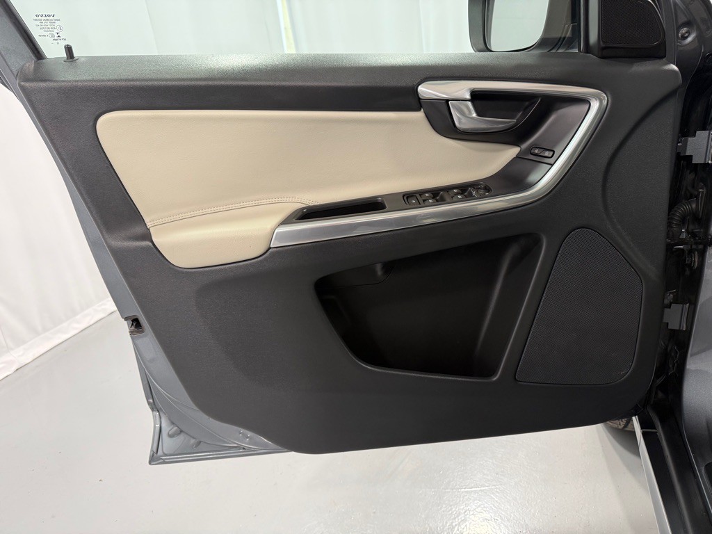 2017 Volvo XC60 Image 16