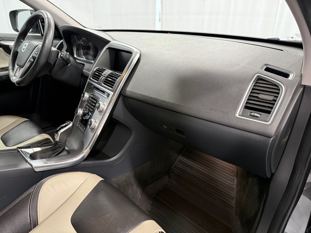2017 Volvo XC60 Image 17