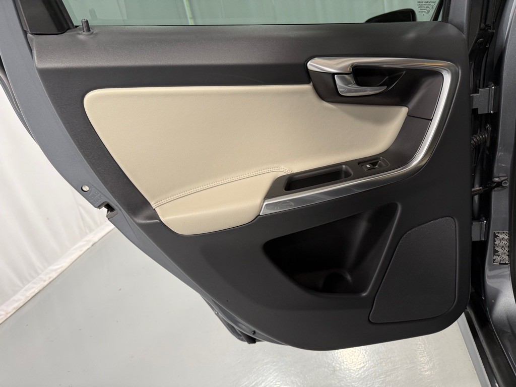 2017 Volvo XC60 Image 23