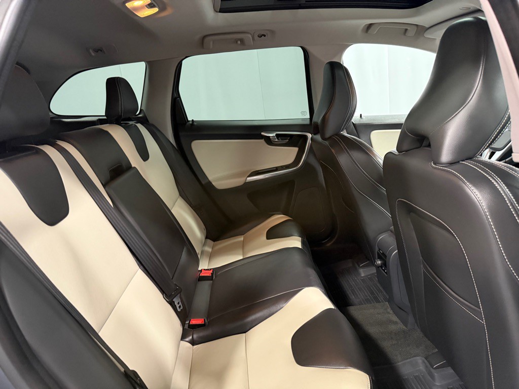 2017 Volvo XC60 Image 25