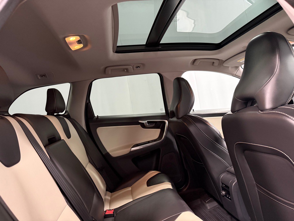 2017 Volvo XC60 Image 26