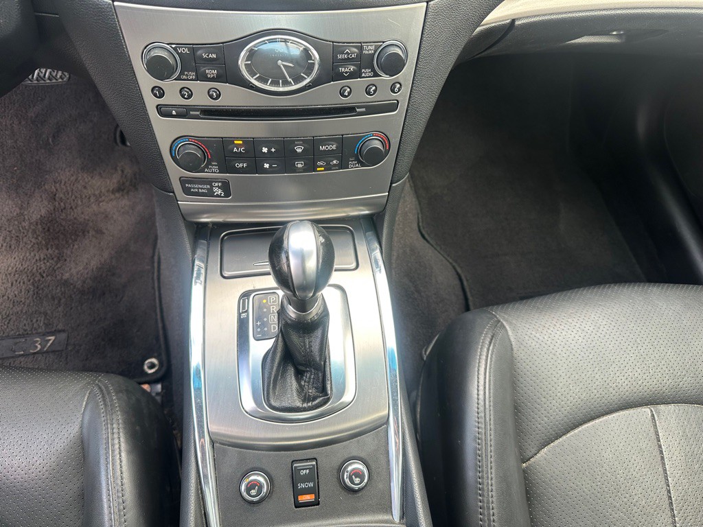 2013 INFINITI G37 Image 9