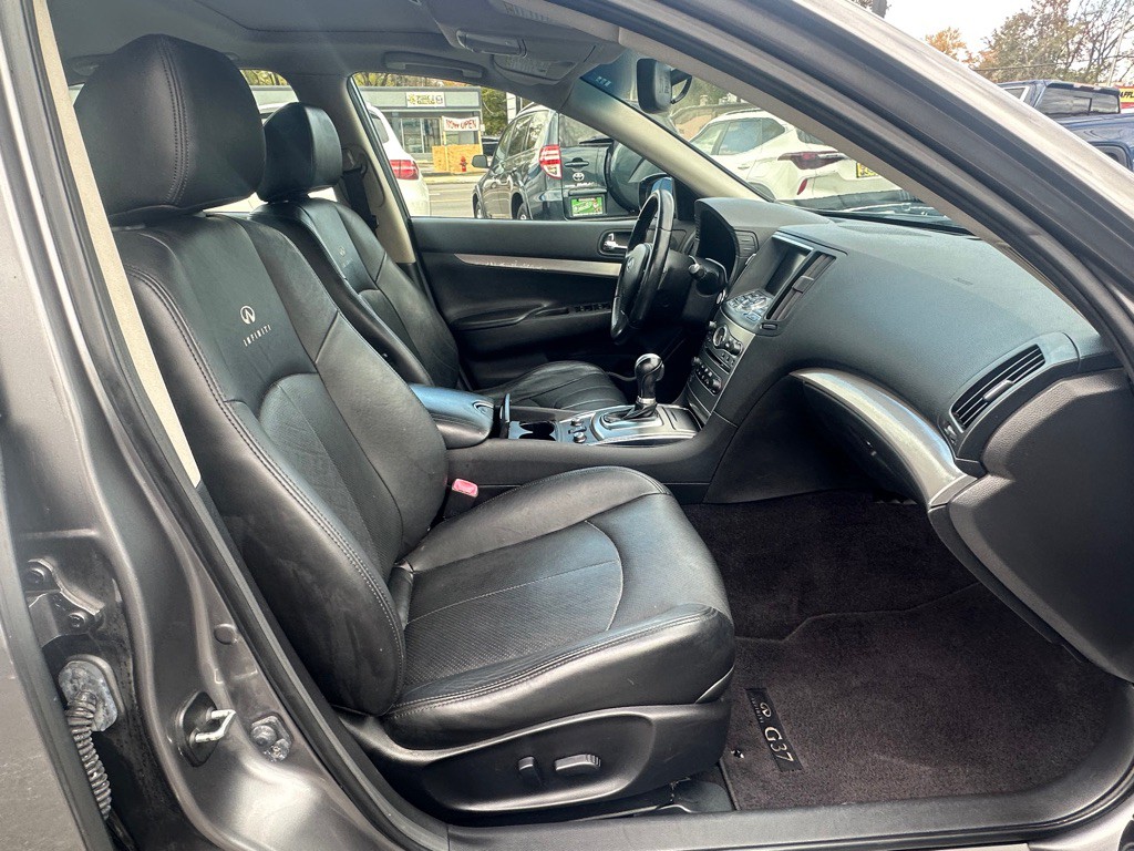 2013 INFINITI G37 Image 16