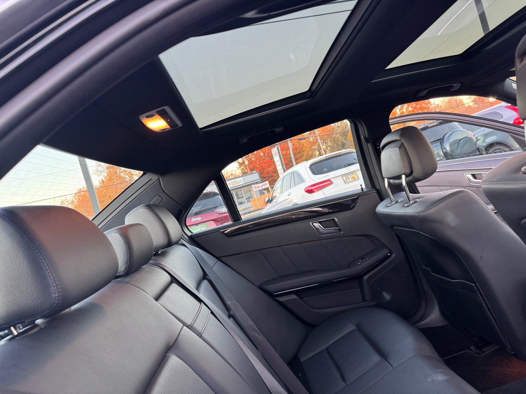 2010 Mercedes-Benz E-Class Image 24