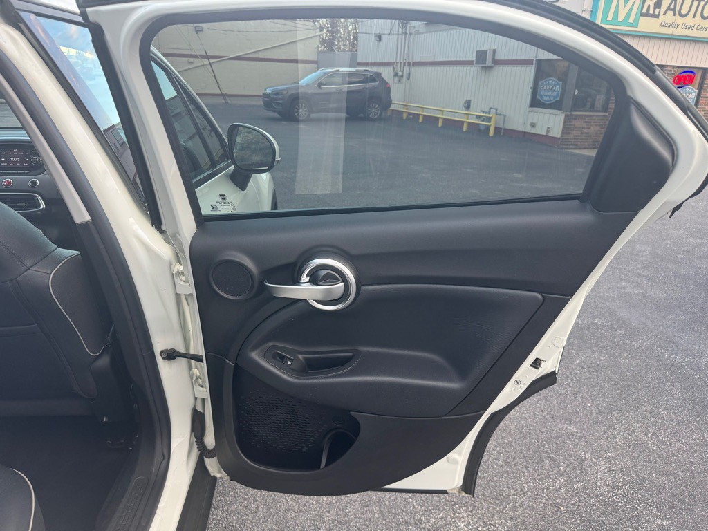 2017 FIAT 500 Image 24