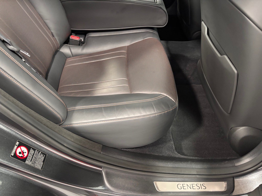 2018 Genesis G80 Image 30