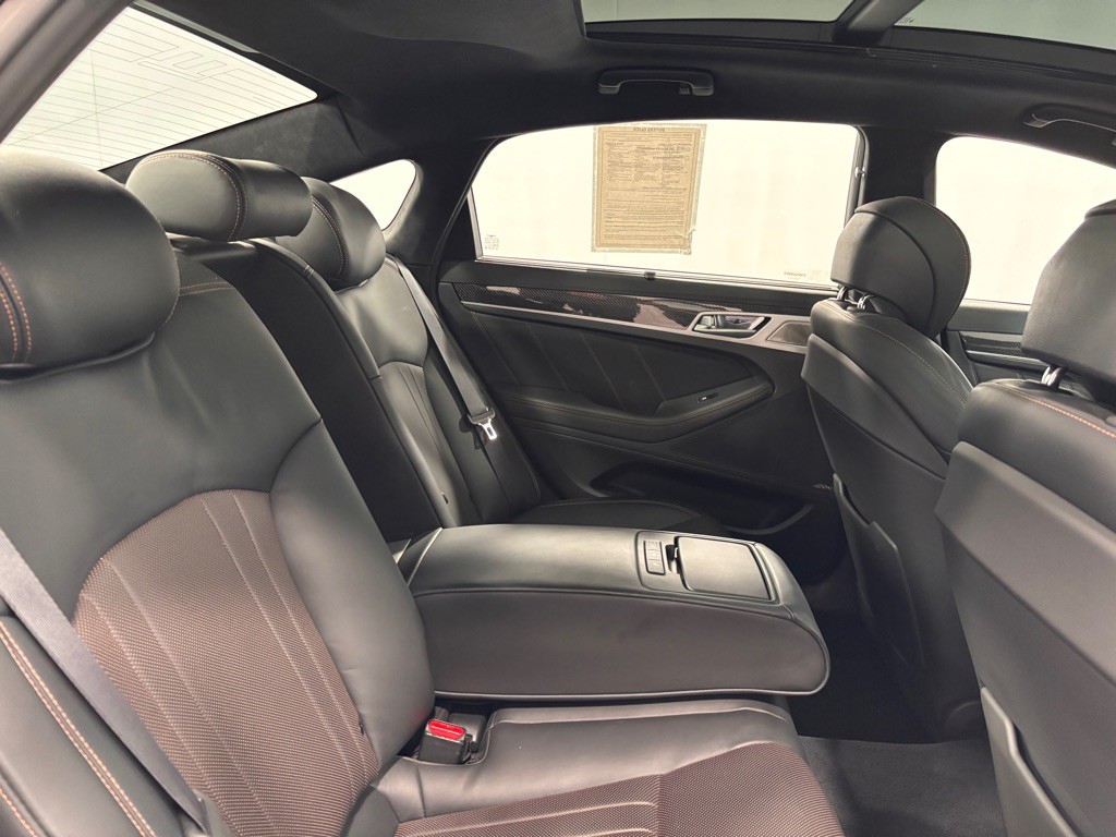 2018 Genesis G80 Image 31