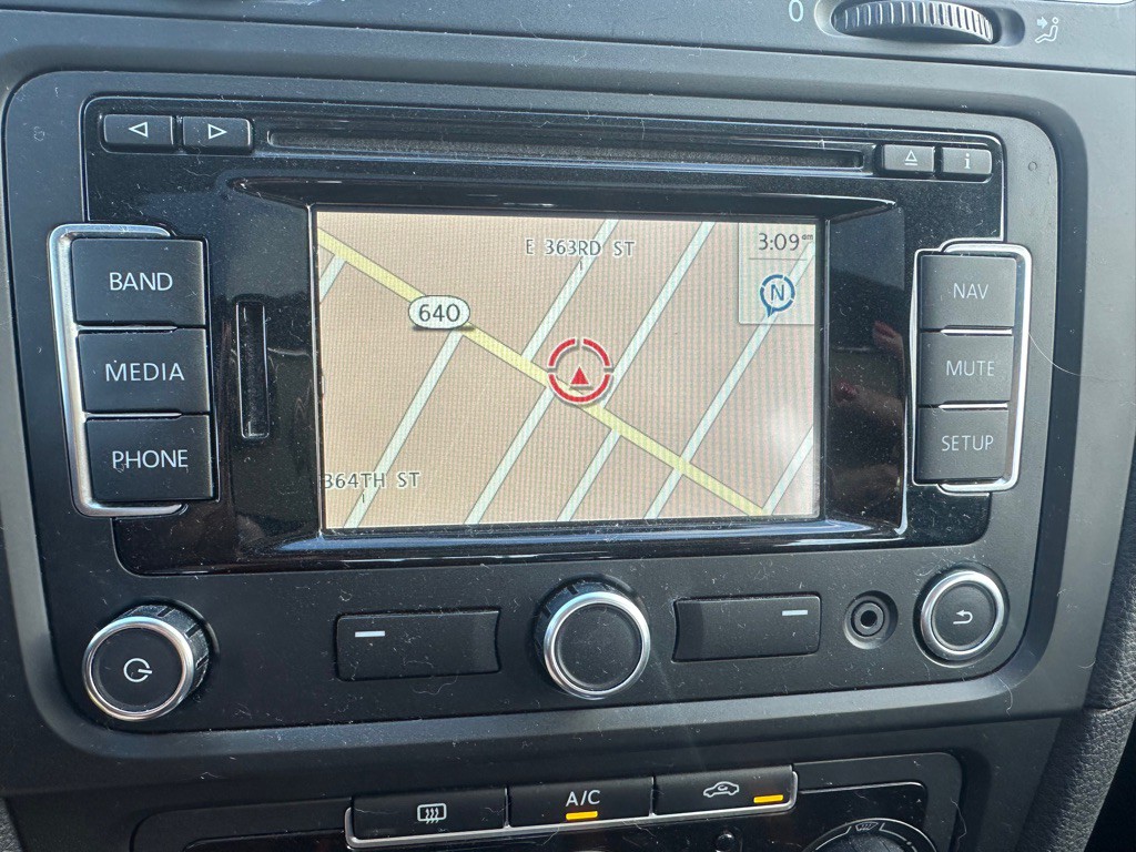 2013 Volkswagen Golf Image 19