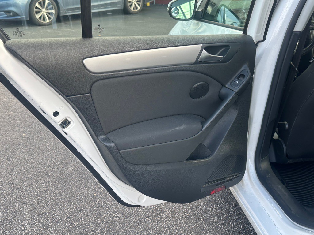 2013 Volkswagen Golf Image 24