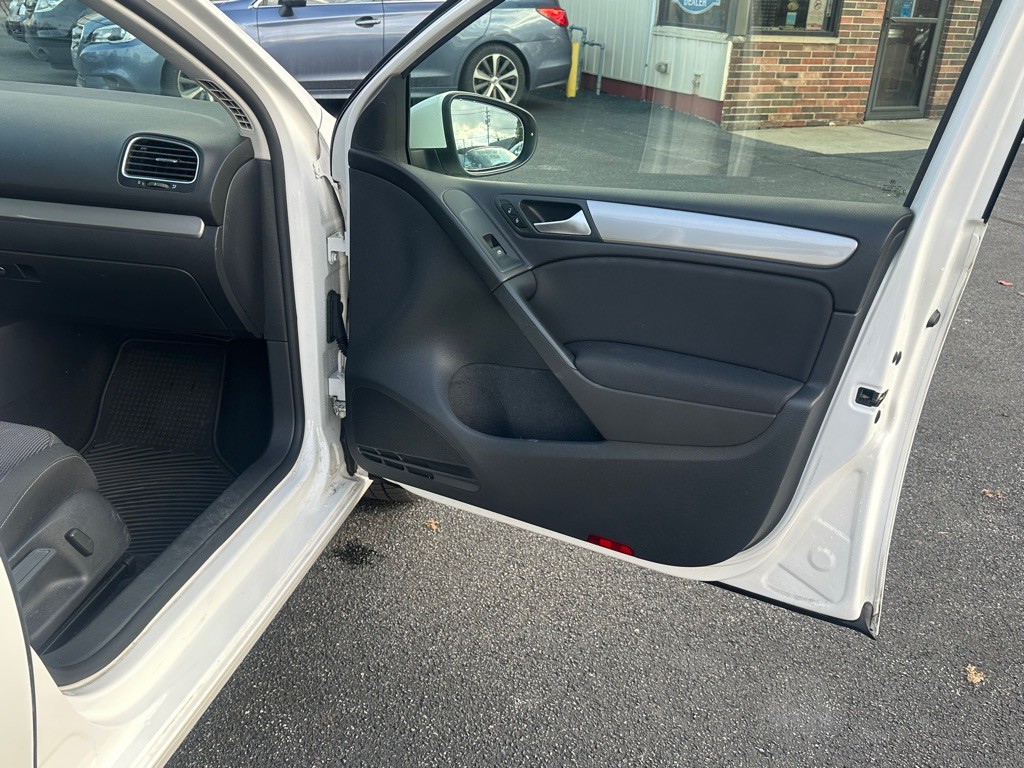 2013 Volkswagen Golf Image 28