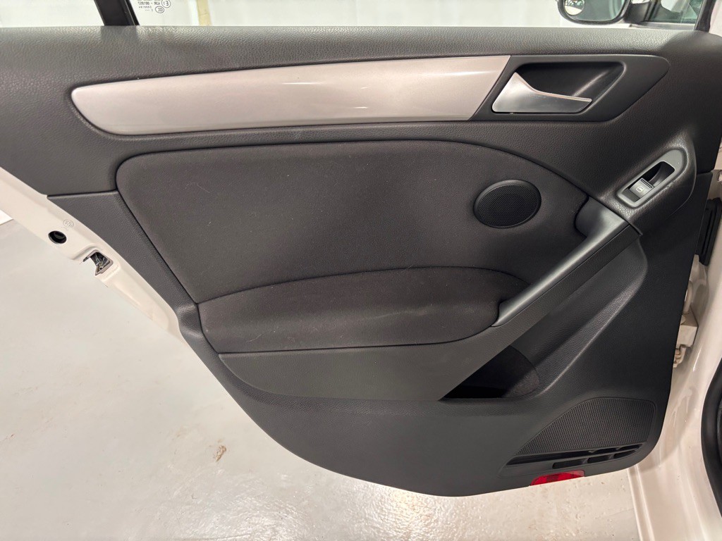 2013 Volkswagen Golf Image 23