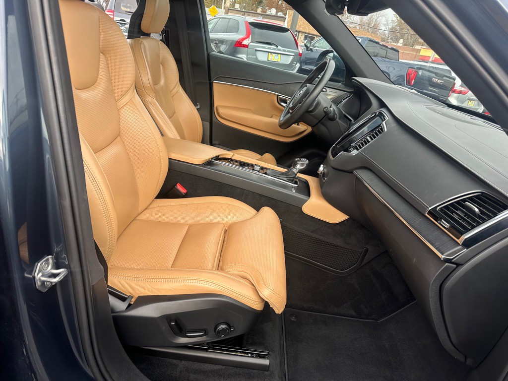 2021 Volvo XC90 Image 12