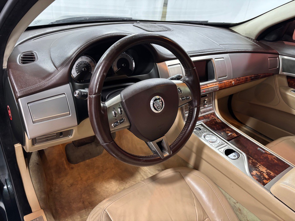 2011 Jaguar XF Image 9